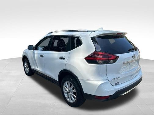 White 2019 Nissan Rogue SV