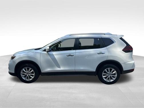 White 2019 Nissan Rogue SV
