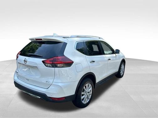 White 2019 Nissan Rogue SV