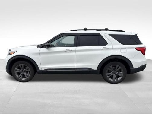 White 2022 Ford Explorer XLT