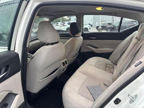 White 2019 Nissan Altima 2.5 SV