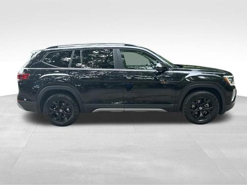 Deep Black Pearl Effect 2024 Volkswagen Atlas 2.0T Peak Edition SE w/Technology