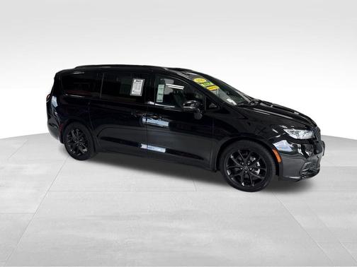 Black 2025 Chrysler Pacifica Limited
