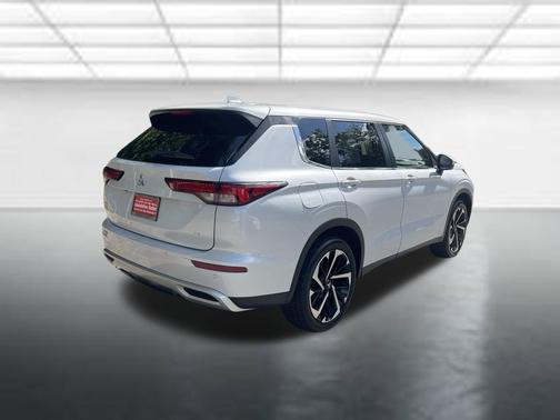 White 2024 Mitsubishi Outlander SE