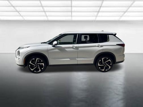 White 2024 Mitsubishi Outlander SE