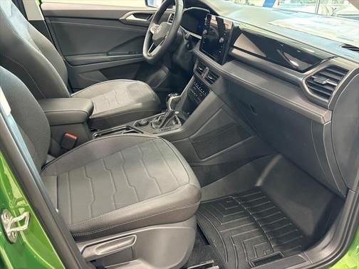 2025 Volkswagen Taos 1.5T SE Black