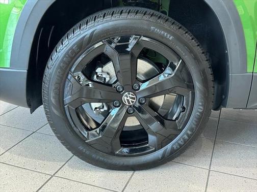 2025 Volkswagen Taos 1.5T SE Black
