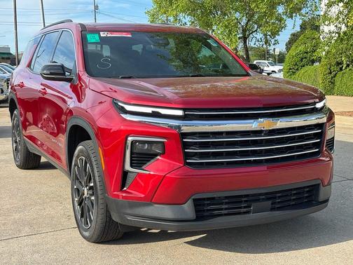 Radiant Red Tintcoat 2025 Chevrolet Traverse LT