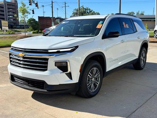 Summit White 2025 Chevrolet Traverse LT