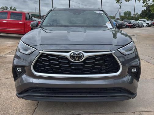 Magnetic Gray Metallic 2025 Toyota Highlander XLE