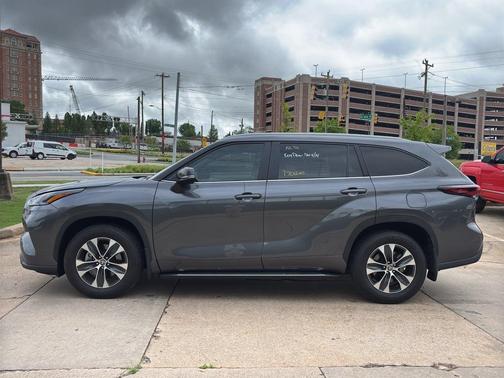 Magnetic Gray Metallic 2025 Toyota Highlander XLE