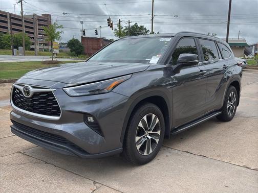 Magnetic Gray Metallic 2025 Toyota Highlander XLE