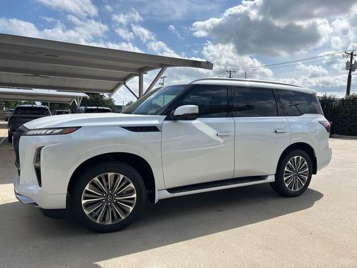 Radiant White 2026 INFINITI QX80 Luxe