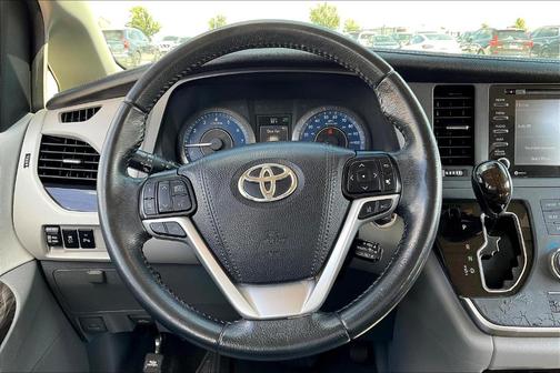 2020 Toyota Sienna XLE