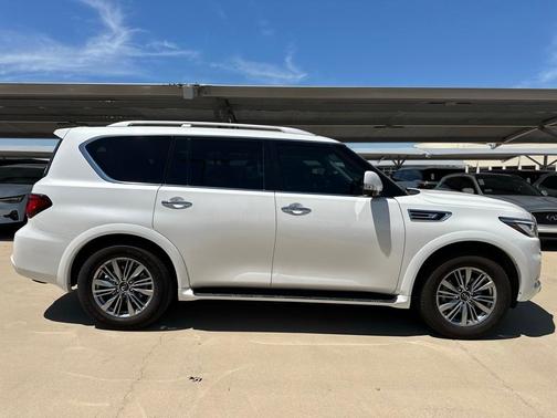 2022 INFINITI QX80 Luxe