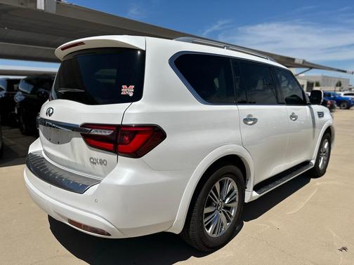 2022 INFINITI QX80 Luxe