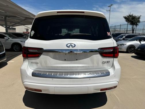 2022 INFINITI QX80 Luxe