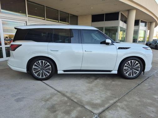 2025 INFINITI QX80 Luxe
