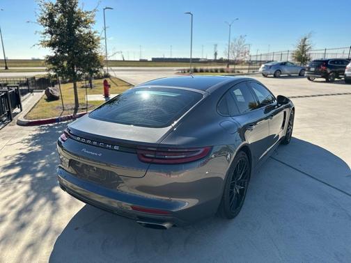2018 Porsche Panamera 4