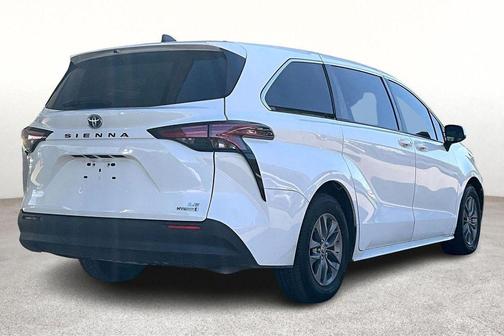 2022 Toyota Sienna LE