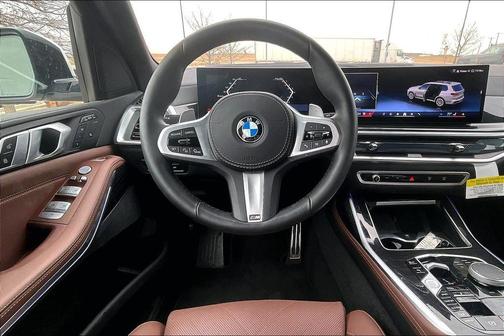 Mineral White Metallic 2025 BMW X7 xDrive40i