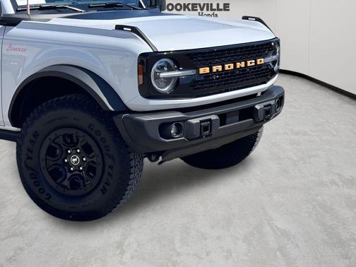 Oxford White 2025 Ford Bronco Badlands