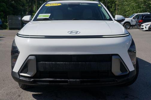 Atlas White 2025 Hyundai KONA SEL