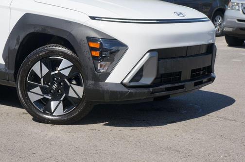 Atlas White 2025 Hyundai KONA SEL