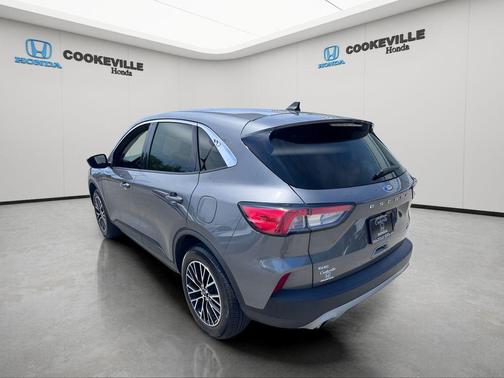 Gray Metallic 2022 Ford Escape SE