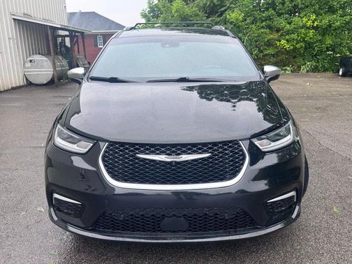 Brilliant Black Crystal Pearlcoat 2023 Chrysler Pacifica L