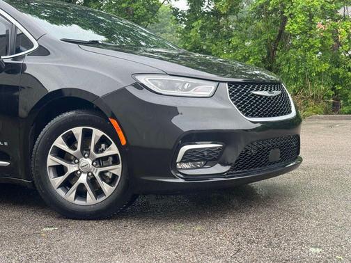 Brilliant Black Crystal Pearlcoat 2023 Chrysler Pacifica L