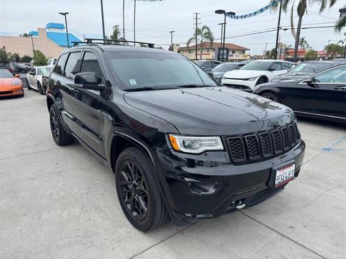 Diamond Black Crystal Pearlcoat 2019 Jeep Grand Cherokee Overland