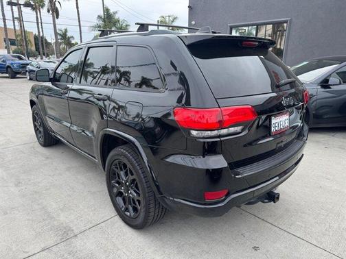 Diamond Black Crystal Pearlcoat 2019 Jeep Grand Cherokee Overland