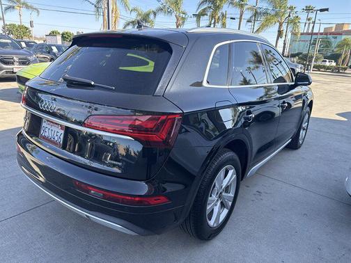 Mythos Black Metallic 2023 Audi Q5 40 Premium