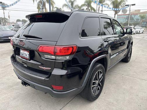 Diamond Black Crystal Pearlcoat 2018 Jeep Grand Cherokee Trailhawk