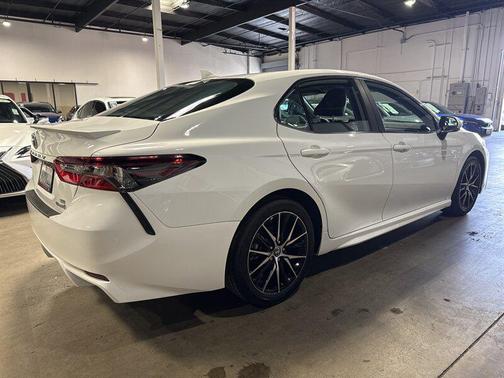 2024 Toyota Camry Hybrid SE