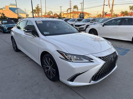 2023 Lexus ES 300h Base