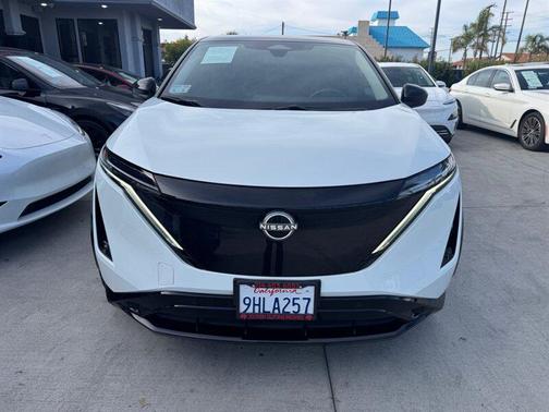 Everest White Pearl Tricoat/Black Diamond Pearl 2023 Nissan ARIYA VENTURE+