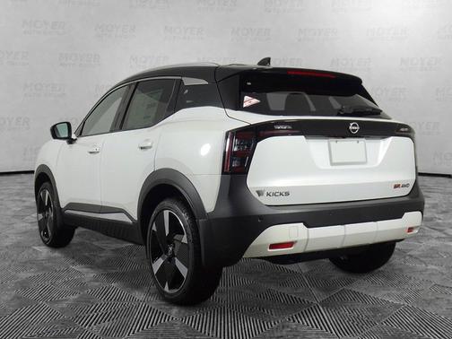 2t Wht Blk Roof 2026 Nissan Kicks SR
