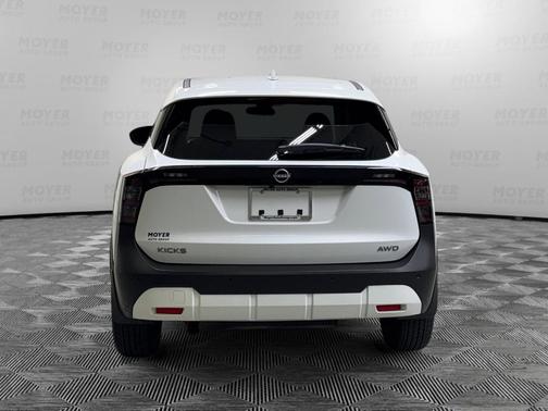 Aspen White Tri 2025 Nissan Kicks SV