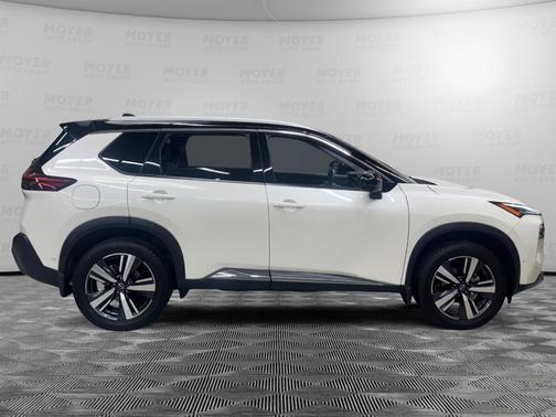 2 Tone White / Black Roof 2023 Nissan Rogue SL