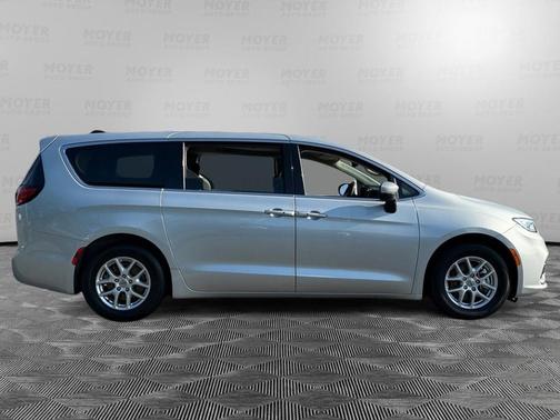 2023 Chrysler Pacifica Touring-L