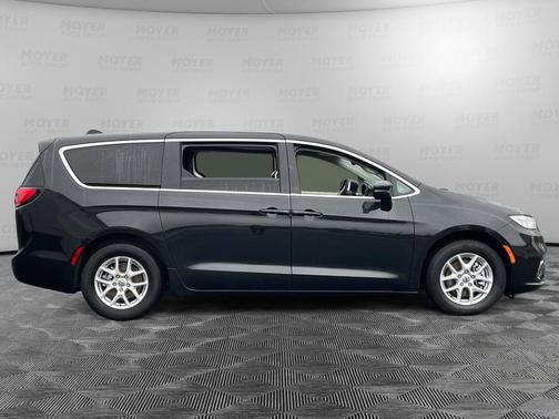 2023 Chrysler Pacifica Touring-L