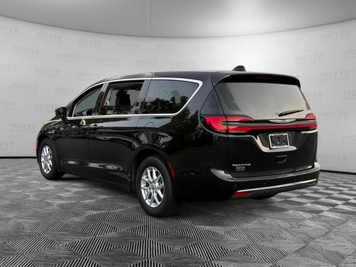 2023 Chrysler Pacifica Touring-L