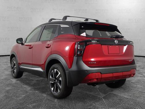 2t Red Blk Roof 2026 Nissan Kicks SV