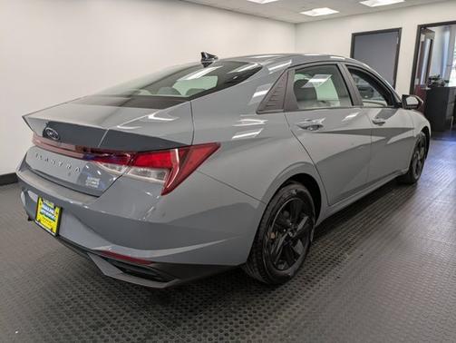 2022 Hyundai ELANTRA SEL
