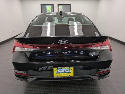 2022 Hyundai ELANTRA SE