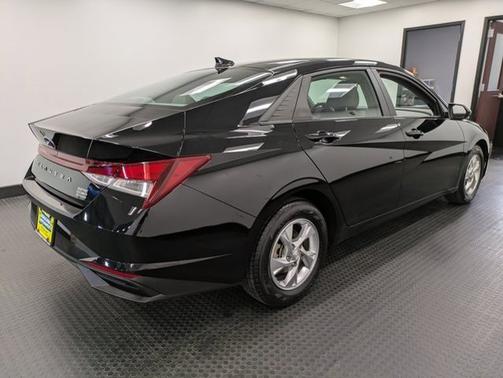 2022 Hyundai ELANTRA SE