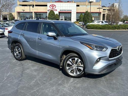 Moon Dust 2023 Toyota Highlander XLE