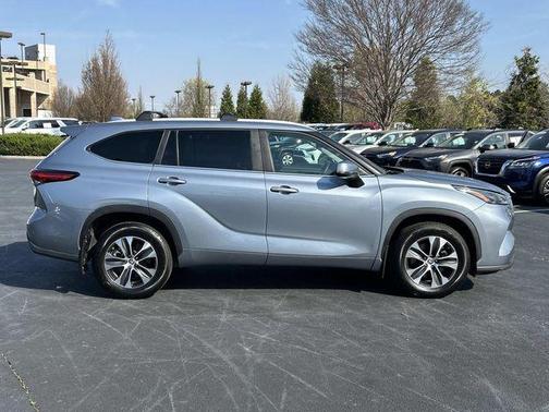 Moon Dust 2023 Toyota Highlander XLE